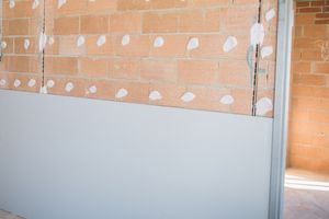 Как крепить гипсокартон к стене без профиля?