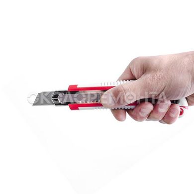 Режущий инструмент Нож с 3-мя отломными лезвиями 18 мм, металлическая направляющая, противоскользящий корпус INTERTOOL HT-0508